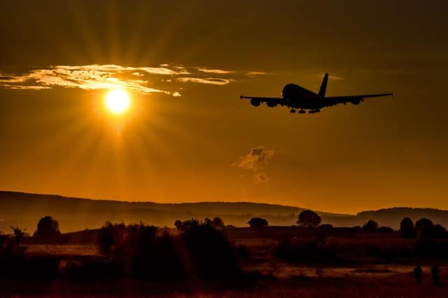 Avion au soleil couchant