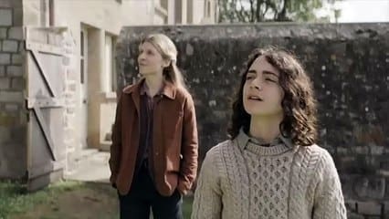 découvrez le teaser officiel et la date de sortie tant attendue de la saison 2 de the walking dead - daryl dixon. préparez-vous à de nouvelles aventures palpitantes aux côtés de votre héros préféré.