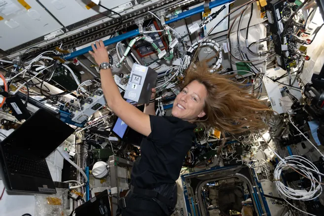 Sophie Adenot réalise ses premiers pas dans l&rsquo;espace en dirigeant trois sorties extravéhiculaires en trois semaines