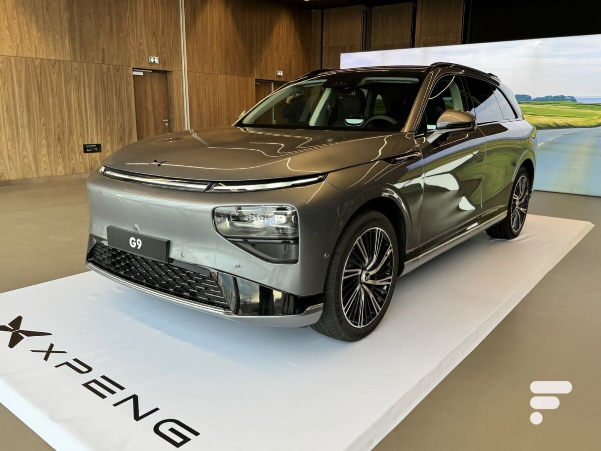 Le XPeng G9L débarque en France, Mercedes renonce au tout tactile, et BMW innove avec des pubs intégrées : le récap&rsquo; Vroom de la semaine